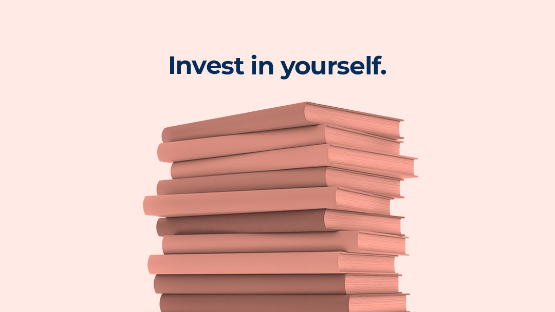 淡粉色的背景上出现了一堆玫瑰粉色的书，书顶上深蓝色的文字“投资你自己”