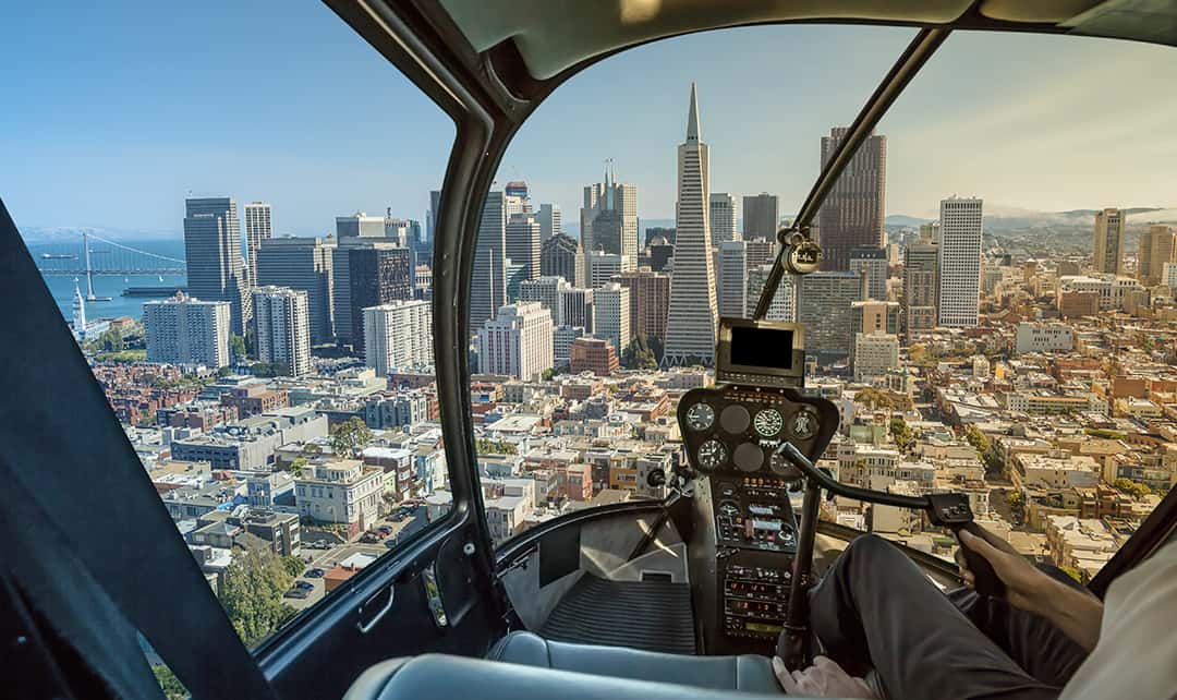从一架接近旧金山市中心的直升机内拍摄的照片