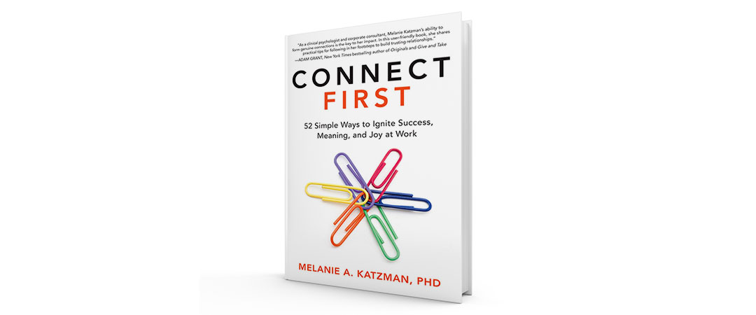 《连接第一:在工作中点燃成功、意义和快乐的52种简单方法》这本书的封面上，5个彩色回形针在中间相互锁在一起