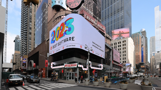 在纽约时代广场的广告牌上展示的智能手机获胜。