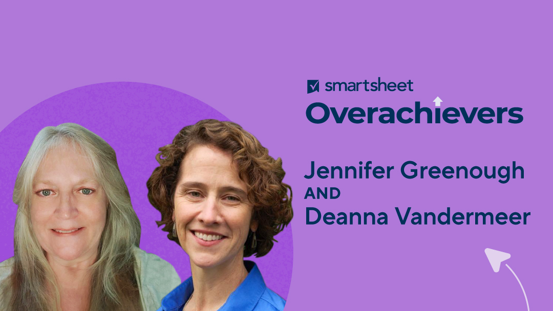 Jennifer Greenough和Deanna Vandermeer以及Smartsheet overachieving的标志。